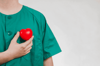 lekarz trzyma serce