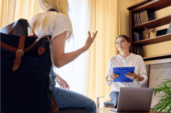 lekarz rozmawia z pacjentem